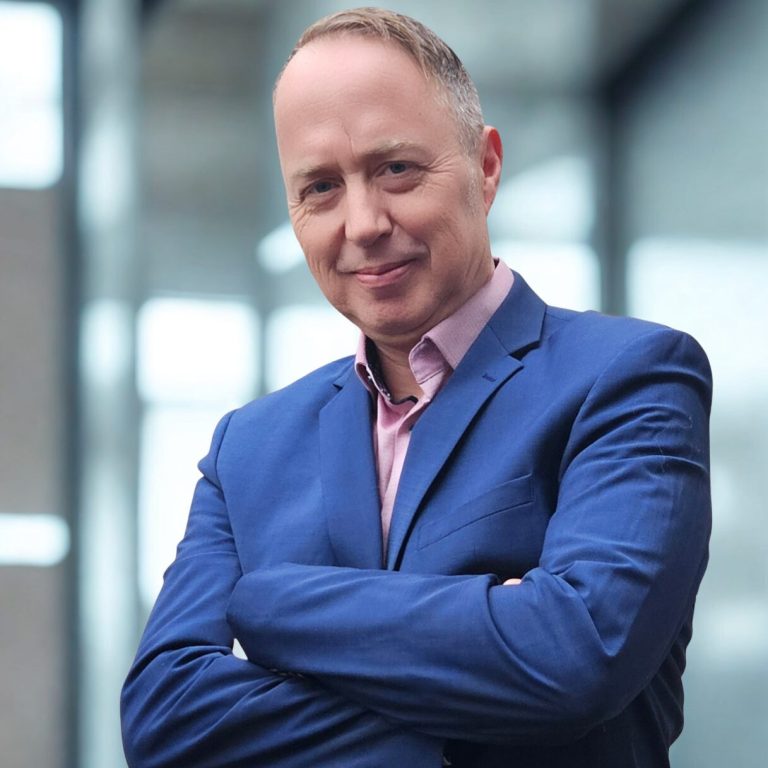 Symbolfoto für strategisches Denken und entschlossene Führung. Zeigt einen Interimsmanager - wie Oliver Haag - der soziale Organisationen mit Professionalität und ruhiger Hand stabilisiert. Erfahrener Interimsmanager mit strategischer Weitsicht. Steht für klare Führung & finanzielle Stabilität in sozialen & kirchlichen Verbänden