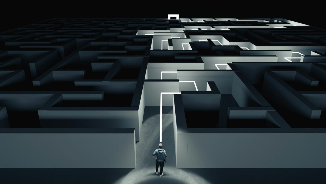 Symbolbild für Orientierung und Ergebnisstärke - zeigt, wie ein erfahrener Interimsmanager soziale und kirchliche Verbände sicher durch komplexe Herausforderungen führt. Führung im Labyrinth: Interimsmanager Oliver Haag findet den Weg aus komplizierten Strukturen und schafft Stabilität im sozialen Verband.